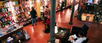 Visita del Club de viatges "Viatjar ben acompanyat" a la llibreria Altaïr