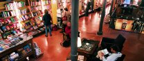 Visita del Club de viatges "Viatjar ben acompanyat" a la llibreria Altaïr