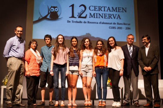 Els alumnes castellarencs, amb l'alcalde i la regidora d'Educació