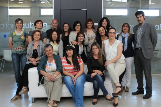 Foto de grup de les 10 persones que han participat al Programa mixt de Treball i formació, amb el regidor d'Ocupació, Joan Creus