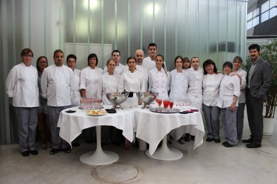 El regidor d'Ocupació, Joan Creus, amb els alumnes del curs de formació ocupacional amb certificat de professionalitat en l’especialitat de cuina