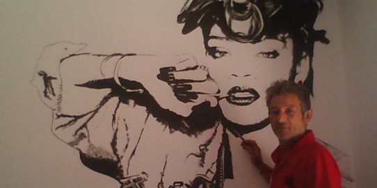 Rafael Aguilar, amb una de les seves pintures de la cantant Rihanna