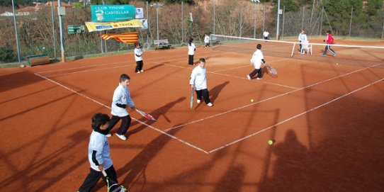 Tothom qui ho vulgui podrà jugar amb els entrenadors i jugadors del Club Tennis Castellar dilluns 15 de setembre.