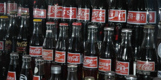 L'exposició inclou diferents objectes relacionats amb la Coca-Cola.