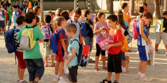 Alumnes a l'entrada d'un centre escolar de Castellar
