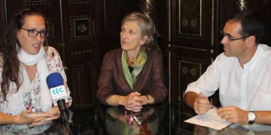 D'esquerra a dreta, la responsable de la recollida de roba d'Humana a Catalunya, Mariana Franzon, la directora general d'Humana, Elisabeth Molnar, i l'alcalde de Castellar, Ignasi Giménez.