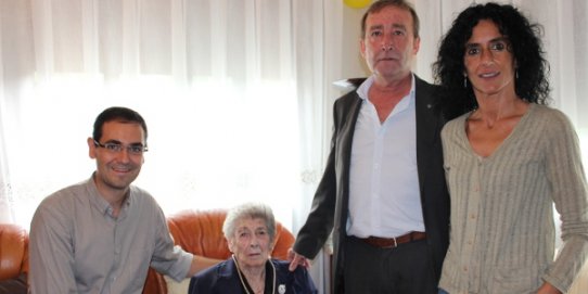 D'esquerra a dreta, l'alcalde, Ignasi Giménez, Simona Monserrate, el responsable de l'Oficina de Gent Gran Activa, Agustí Vià, i la tinent d'alcalde l'Àrea de Serveis a les Persones, Glòria Massagué.