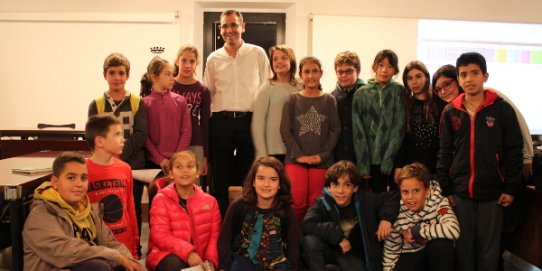 L'alcalde, Ignasi Giménez, amb els representants del Consell d'Infants del curs 2014-2015.