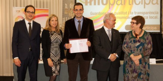 L'alcalde, al centre de la imatge, amb el diploma acreditatiu del Segell Infoparticip@ 2014.