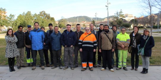 Els 13 nous treballadors, acompanyats del tinent d'alcalde Joan Creus i de tres tècniques de l'Àrea Econòmica i de Via Pública.