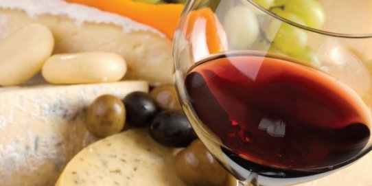 Durant l'activitat es degustaran vins i formatges.