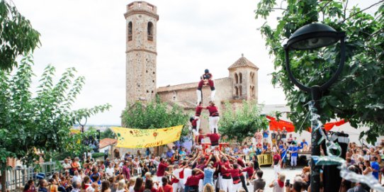 Imatge de l'actuació dels Castellers de Castellar durant la Festa Major 2014.