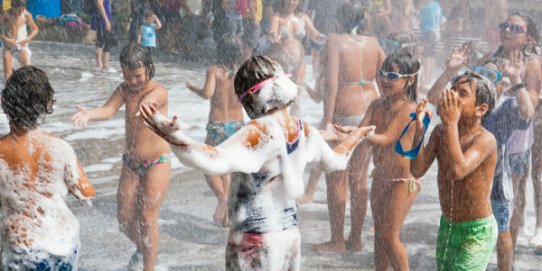Imatge de la festa de l'escuma durant la Festa Major de Sant Feliu 2014.