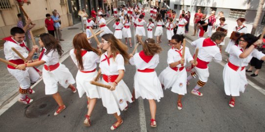 Imatge de la cercavila bastonera de la Festa Major 2014.