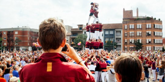 Imatge de l'actuació dels Castellers de Castellar durant la Festa Major 2014.