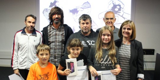 Foto de família dels fotògrafs premiats amb la regidora de Dinamització Econòmica i Cultural, Anna Màrmol.