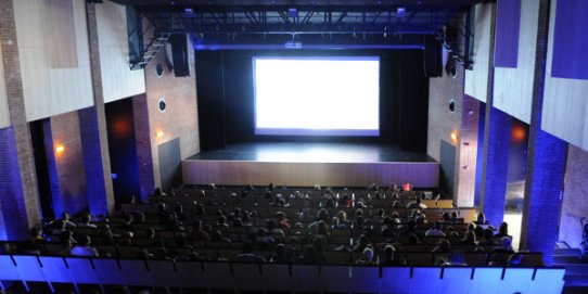 L'Auditori acull projeccions de cinema tots els diumenges.