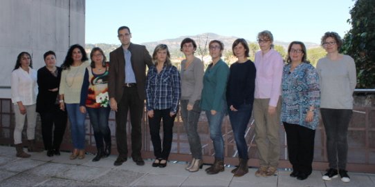 Foto de família de les deu noves treballadores de l'Ajuntament, amb l'alcalde, Ignasi Giménez, i la responsable tècnica d'ocupació.
