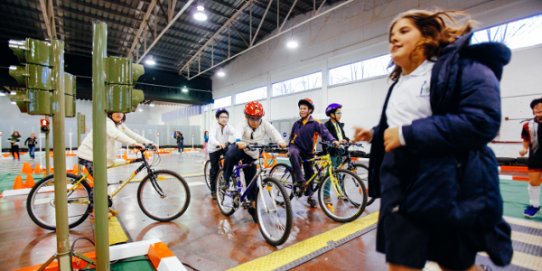 Alumnes de 5è, al circuit de bicicletes instal·lat a l'Espai Tolrà.