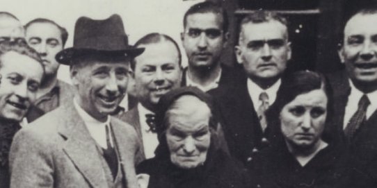 Companys, amb barret, a la imatge promocional de l'exposició.