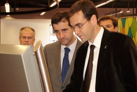 David Cierco, amb l'alcalde, Ignasi Giménez, consultant un punt d'atenció a la ciutadania