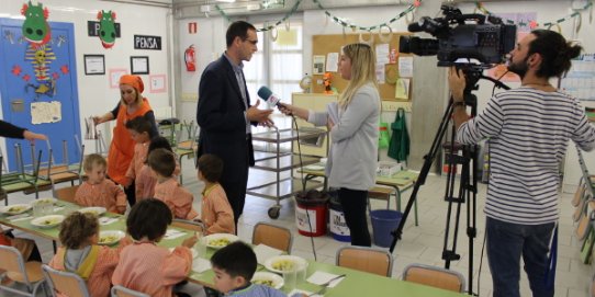 Imatge d'un moment de l'enregistrament del reportatge avui a l'escola Joan Blanquer per par d'un equip de televisió de Tele5 i Cuatro.