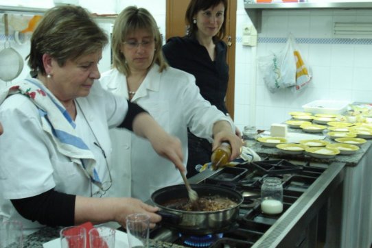En primer terme, la voluntària de Temps x temps Montserrat Ferrer