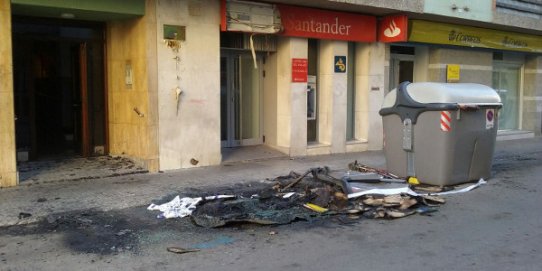 Imatge d'un dels contenidors cremats al carrer de Sala Boadella.