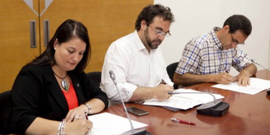 L'alcaldessa de Barberà, Sílvia Fuster, i els alcaldes de Sabadell i Castellar, Juli Fernàndez i Ignasi Giménez, en l'acte de signatura del conveni.
