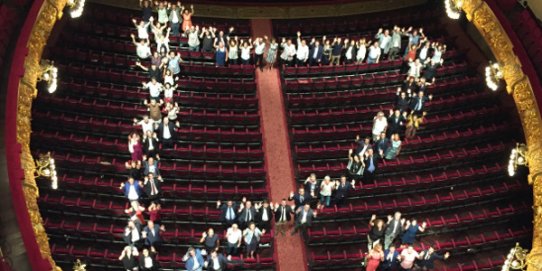 Foto de grup a la platea del Gran Teatre del Liceu dels paticipants en el projecte "Liceu a la Fresca".