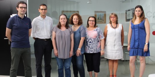 L'alcalde i tècnics municipals amb tres de les noves treballadores.