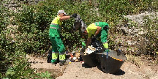 Treballadors de l'empresa concessionària, fent tasques de neteja a la llera del riu Ripoll.