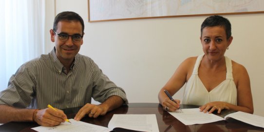L'alcalde, Ignasi Giménez, i la presidenta de l'ETC, Montse Gatell, signant el conveni de cessió de l'Ateneu.