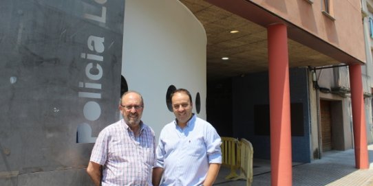 El regidor de Seguretat, José Leiva, i el cap de la Policia Local, Joan Alonso, al davant de la nova seu de la Policia Local