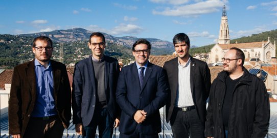 El delegat de la Generalitat a Barcelona, Miquel Àngel Escobar, al centre de la imatge, amb l'alcalde, Ignasi Giménez, i diferents regidors.