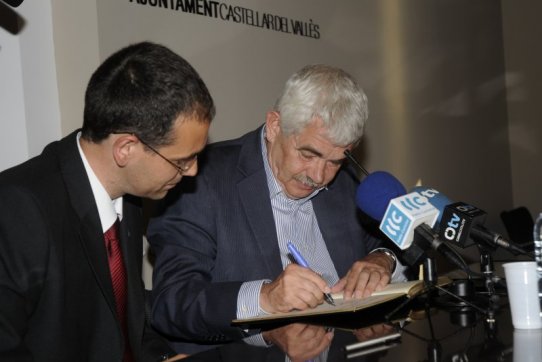 Pasqual Maragall signa el llibre d'honor de l'Ajuntament sota la mirada de l'Alcalde