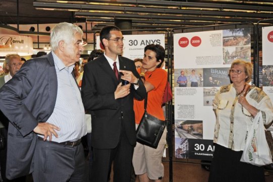 Pasqual Maragall i Ignasi Giménez, amb l'exposició sobre 30 anys d'Ajuntaments democràtics al darrere