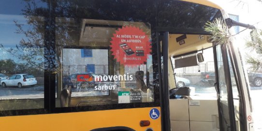 Els autobusos promocionen la l'APP gratuïta.