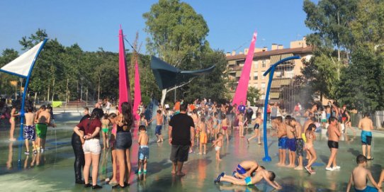 12.000 persones han fet ús dels jocs d'aigua de la plaça de Catalunya en el seu primer mes de funcionament.