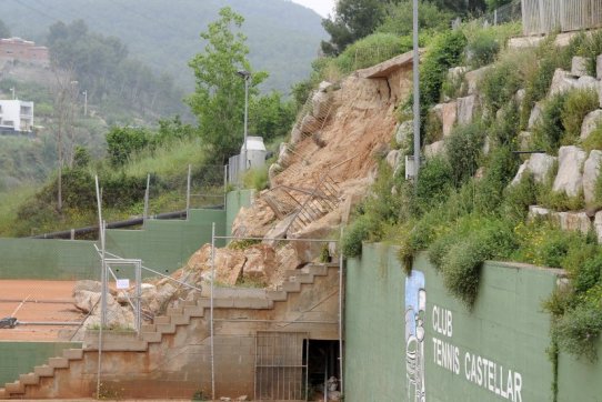 Estat del mur de l'escola El Sol i la Lluna després de l'esllavissada