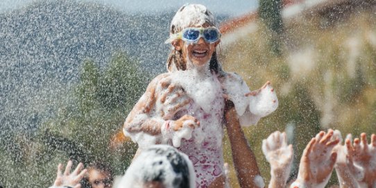 El bany d'escuma és una de les activitats de la Festa Major més esperades pels infants.