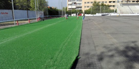 Imatge dels treballs de renovació de la gespa del camp de futbol, aquest matí.