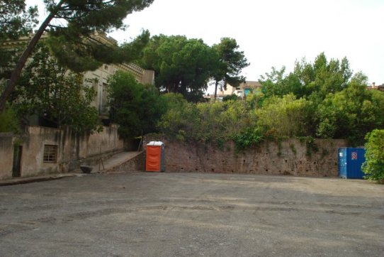 La nova àrea d'aparcament lliura al costat de Torre Balada