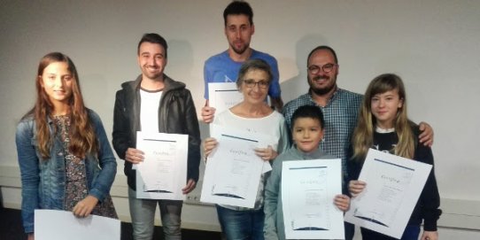 Foto de família dels premiats amb el regidor de Govern Obert, Dani Pérez.