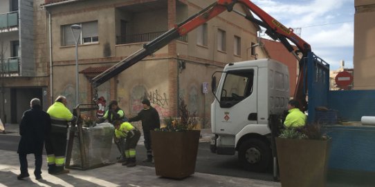 La col·locació de mobiliari al carrer de Sala Boadella és un dels últims serrells per a la finalització de l'obra.