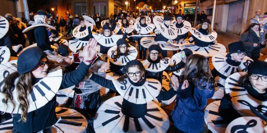 "El concert de la Immaculada", una de les colles guanyadores, en un moment de la Rua de Carnaval 2018.