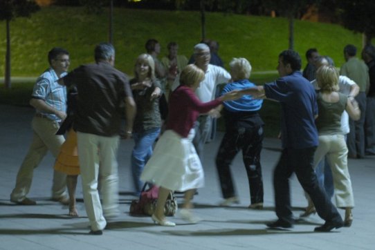 Ball al carrer, l'any 2007 a la plaça de la Fàbrica Nova