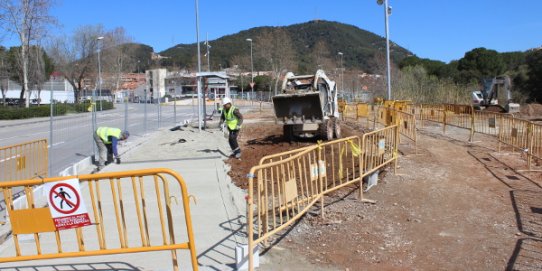 Operaris treballant a l'aparcament de la Ronda de Tolosa, al costat de la plaça de Catalunya.