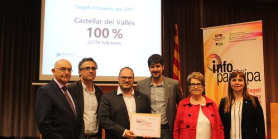 El regidor de Govern Obert, Dani Pérez, i el 1r tinent d'alcalde, Joan Creus, al centre de la imatge, en el moment de rebre el Segell Infoparticipa de la UAB.