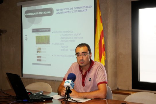 El regidor de Societat del Coneixement, Óscar Lomas, presentant els nous serveis de comunicació electrònica